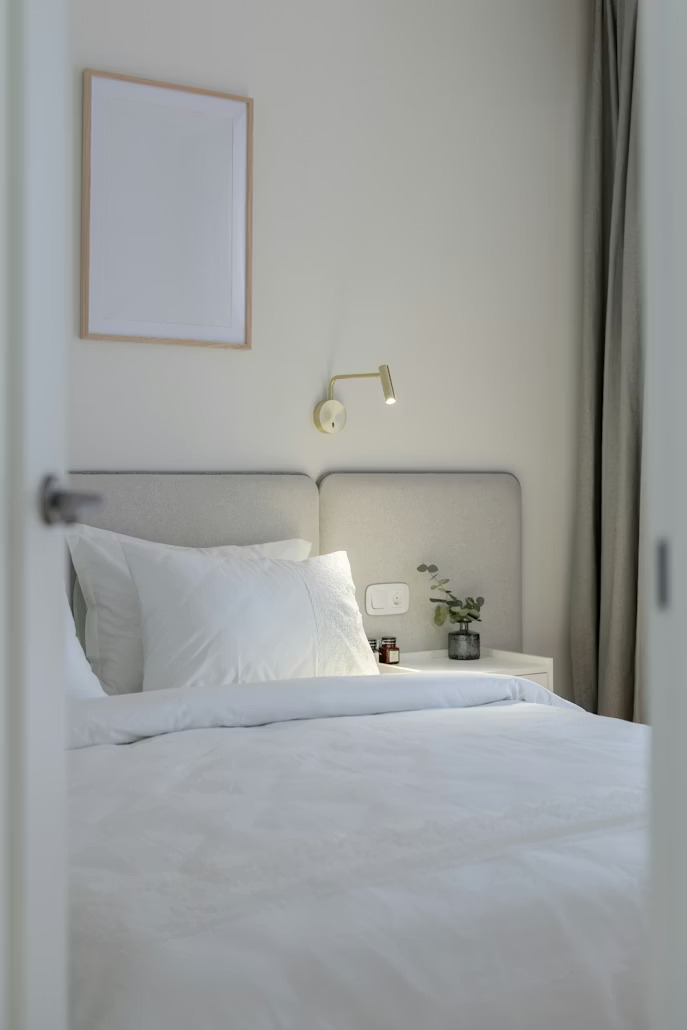 Minimal white bedroom bedding
