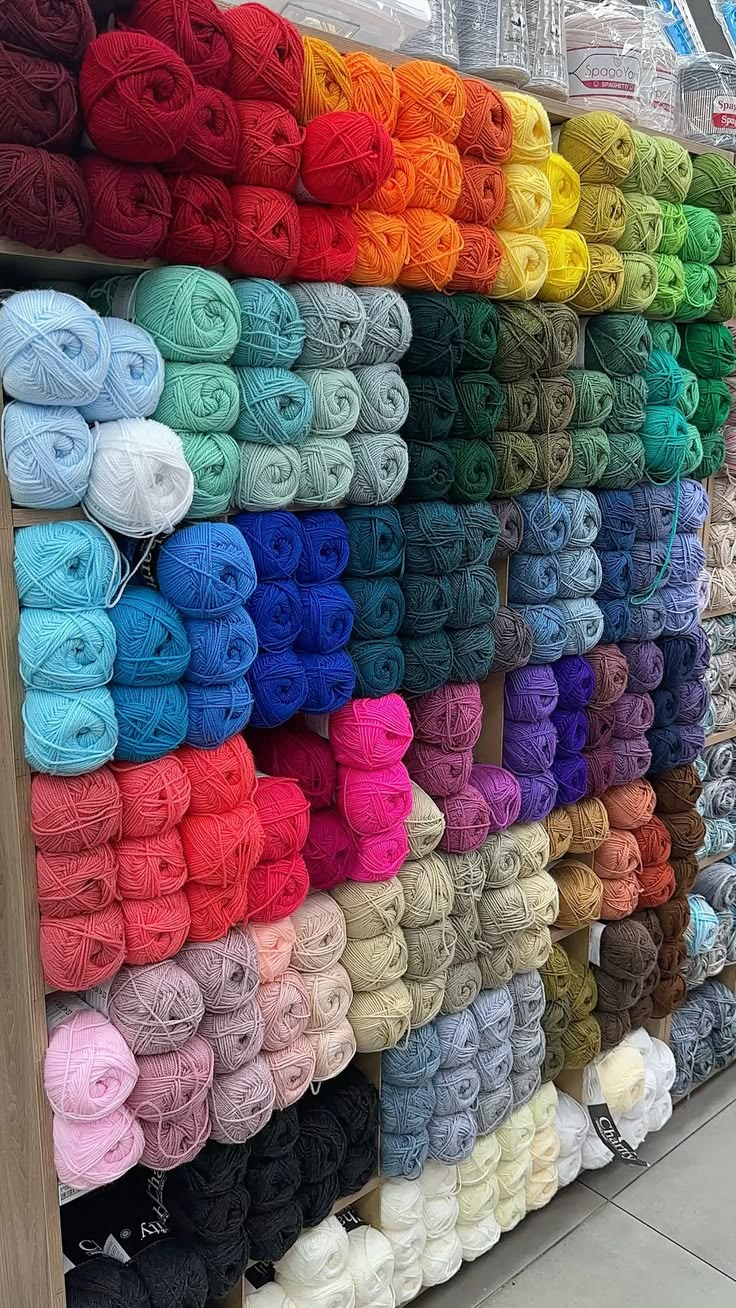 Yarn balls in full colour range